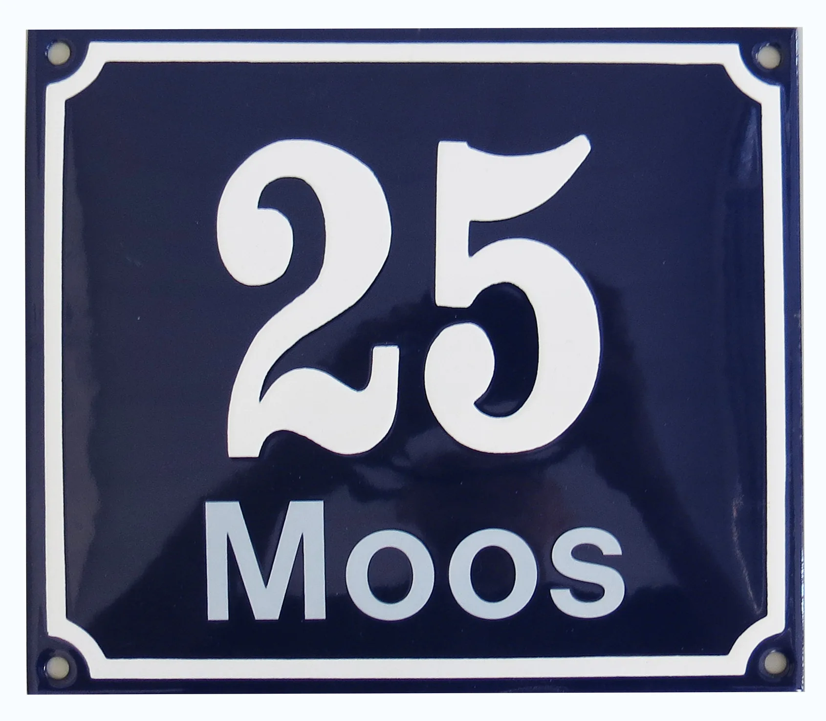 Blaues Emailschild mit Hausnummer 25 und Straßenname Moos