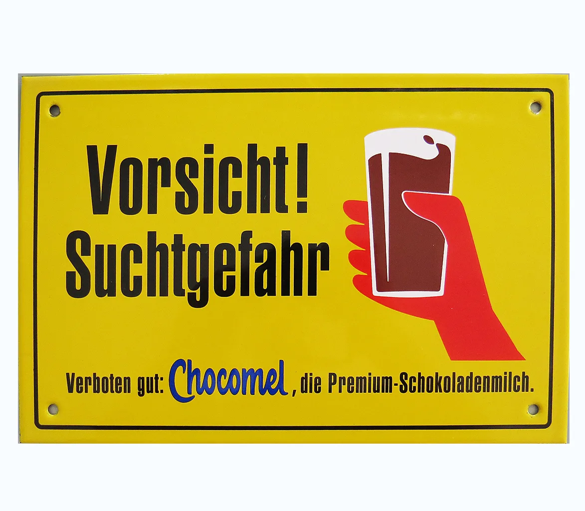 Gelbes Emailschild mit Werbemotiv „Vorsicht! Suchtgefahr“